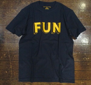 SALE！新作！オススメ！カリフォルニア発！DOWN ON THE CORNER（USA)メッセージプリントTシャツ「FUN」ネイビー：Mサイズ