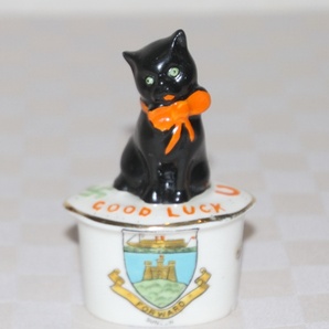 英国土産 黒猫 ラッキー・キャット・フィギュア 置物 CARLTON CHINA 紋章付 陶磁器 中古品 ヴィンテージ アンティーク