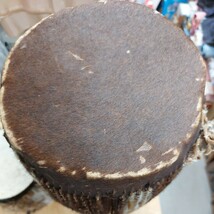 民族楽器 アフリカ 太鼓 アフリカ ドラム ジャンベ 動物の皮 使用 2個セット 傷 汚れあり 壊れなし 現状品で レアもの_画像5