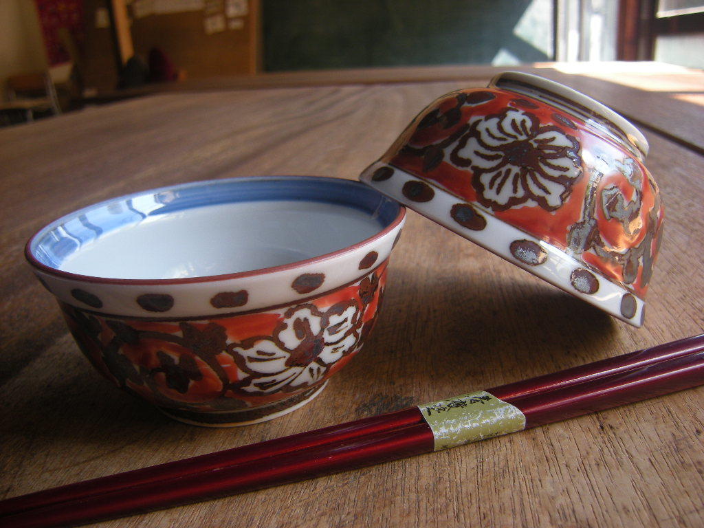 Ryotei Utsuwa◇Только один доступный товар [Новый * Неиспользованный] Раскрашенная вручную маленькая чаша с большим цветком в ярко-красной упаковке, 3, 5 дюйма (9, 8 см x 5 см) Пара из 2 предметов *Выгодная сделка*, Японская посуда, Горшок, малая чаша