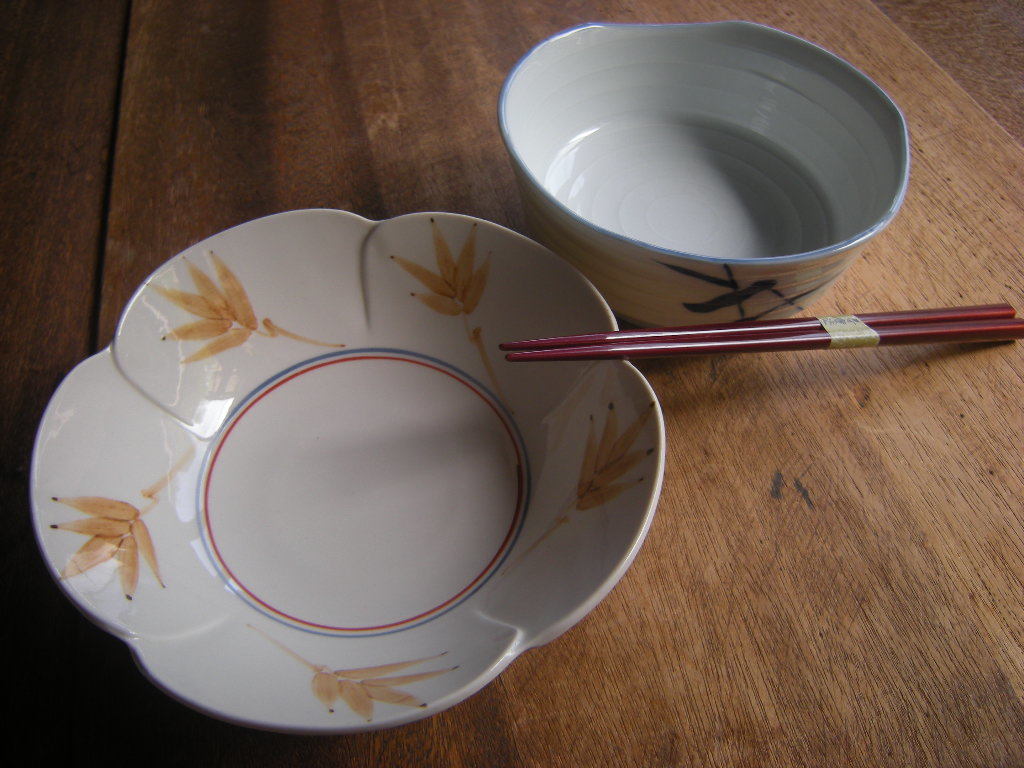 Restaurant tableware◇Production sample [New * Unused] 2 types (mismatched) Hand-painted Plum-shaped medium bowl: 1 piece Nihon-mine Mitsuyama medium bowl: 1 piece Mismatched set of 2 pieces *Great find*, Japanese tableware, Pot, small bowl