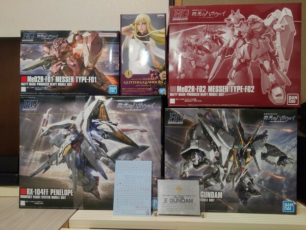 【新品/4点セット+ギギのフィギュア+エフェクトセット付属デカール+展示プレート】HG クスィーガンダム＋ペーネロペー+HG メッサーF01+F02