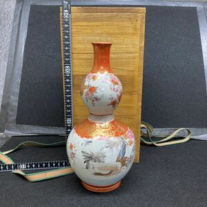 九谷焼き　赤絵金彩　花鳥絵画図　瓢箪形　花瓶 高さ 25センチ　口直し有り　　　　　　　　合わせ箱付き　アンテーク