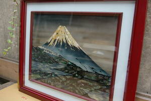 螺鈿（貝）で作製された富士山の絵画