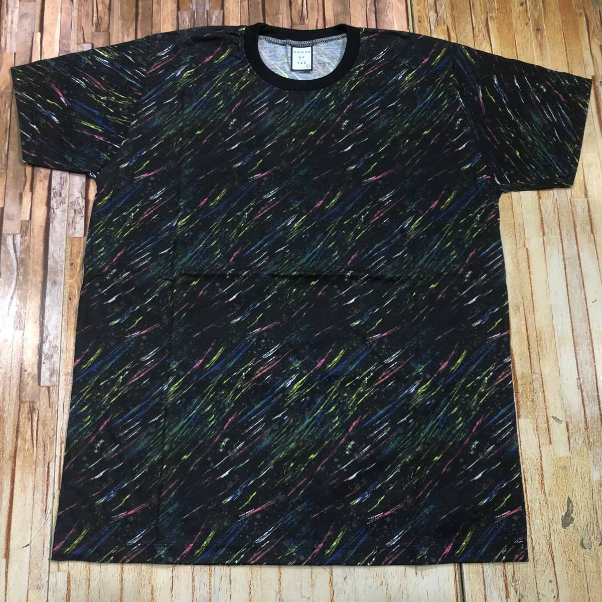 Para estrenar, decisión rápida, enviado por Click Post, Camiseta con estampado integral 'HOUSE OF TEE' con sede en Bangkok y coloridas líneas diagonales dibujadas a mano, negro, METRO, Talla mediana, Cuello redondo, Estampado