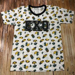 新品・即決・クリックポスト発送・バンコク発'DEESAMER'のパイナップルの総柄+’ＥＸＯ’のプリントＴシャツ・Ｓ