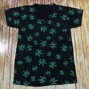 新品・即決・クリックポスト発送・マリファナ・大麻のリーフの総柄プリントのＴシャツ・Ｖネック・Ｍ