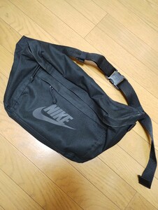 ナイキ NIKE たっぷり収納 ヒップ ポーチ ウエストバッグ ボディバッグ BAG かばん　ブラック　黒　サイズ：21cm×52cm×12cm×10L