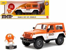 JADA TOYS 1/24 エムアンドエムズ オレンジ フィギア ＆ ジープ ラングラー 2017 JEEP WRANGLER M & M’s Orange 34401_画像1