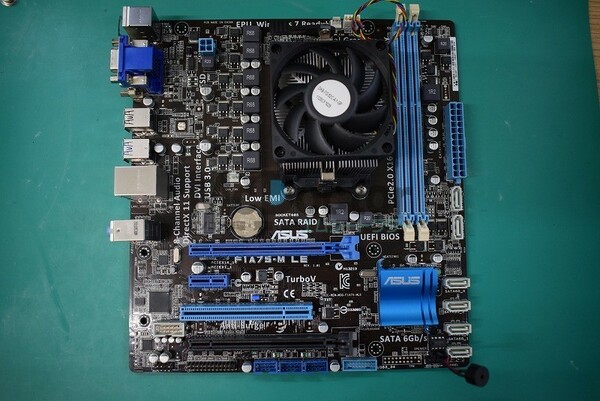 【ジャンク/現状品】ASUS F1A75 - M LE MicroATX マザーボード CPU:AMD A8-3870 メモリー 4GB 2枚付属 中古