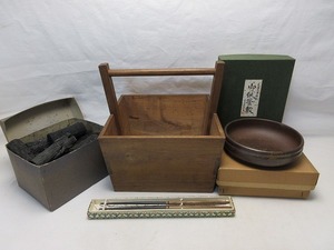 504810 【 美品 茶道具 箱炭斗5点セット 灰器 紙釜敷 火箸 炭 箱無 】 検) 炭道具 炭取り 炭入 炭点前 茶器 七事式 稽古道具 ⅳ