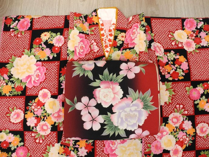成人式 正絹 振袖 着物◇濃赤色系 刺繍入り 花◇【新古品】u2571