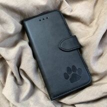 肉球　スマホケース　iPhoneケース　手帳型　犬　猫　可愛い　iPhone スマホ　iPhone レザー　大人気　iPhone13mini 新品　未使用_画像2