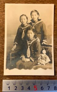 RR-2691 ■送料無料■ 女性 女学生 3人 美人 美少女 セーラー服 リボン 人形 日本人形 記念写真 写真 古写真 昭和 印刷物/くKAら