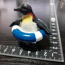 非売品☆ペンギンちゃんが浮き輪を持つ☆置物☆(笑)残1_画像1