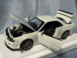 オートアート製　　ニッサン　スカイラインGT-R (R34) VスペックⅡ 白　　　1/18