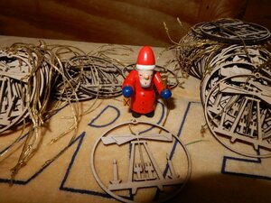 放出：旧東ドイツの田舎のザイフェンに伝わる民芸工芸品、ザイフェン村のクリスマス飾りとサンタ(約5cm）