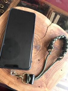 今流行りのスマホハンドストラップ!!長さ調整可能!!カーキ色