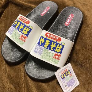 【26.5㎝】Lサイズ 新品 ペヤング やきそば サンダル /浜田雅功 企業 レアグッズ ブラック a