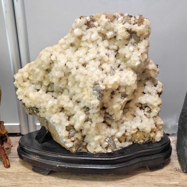 在庫整理価格【34kg】大型カルサイト原石 迫力結晶 鉱物 木製台座付天然石