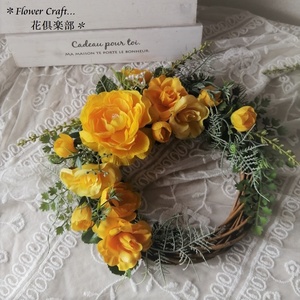 Art hand Auction Interior/Wall Hanging ◆ Vivid Yellow Ranunculus Wreath [A] Wreath Wall Hanging Artificial Flower Gift Entrance Housewarming Wedding Gift, Handcraft, Handicrafts, Art Flower, Pressed flowers, lease