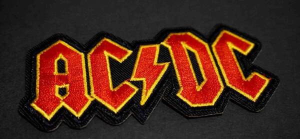 赤黄黒■英語ロゴ◆新品AC/DC オーストラリア ヘビーメタルバンド 刺繍ワッペン■おしゃれDIY洋服　ミュージック 音楽 楽器 仲間 ◇激シブ