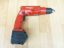 【ジャンク】 HILTI ヒルティ 充電式 ドリルドライバ SB12 12V バッテリー 充電器 ケース ビット 電動工具 コードレス_画像3