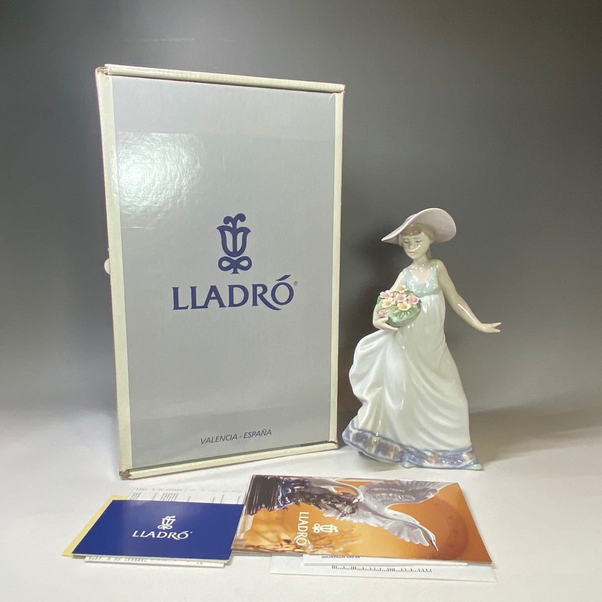 LLADRO リヤドロ 愛らしい『たくさん摘めたよ！ 』フィギュリン