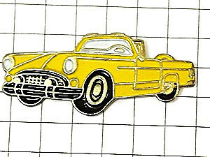 ピンバッジ・黄色いアンティークカー車◆フランス限定ピンズ◆レアなヴィンテージものピンバッチ