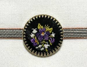 NO.717 帯留め 薔薇 刺繍 リメイク品(帯留 帯飾り 和装小物 )ハンドメイド品