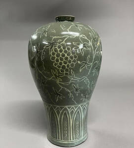 朝鮮高麗時代　葡萄花紋青磁梅瓶