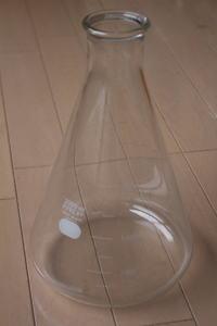 即決■大きめ三角フラスコ2000ml【IWAKI GLASS】26.5×17cm PYREX■ガラス実験器具■理科 水差し 花瓶 化学 ビンテージ 昭和レトロ古道具