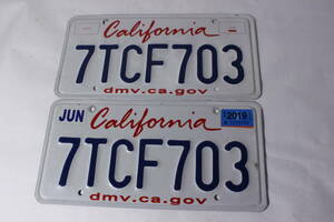 送料無料 2枚セット! * カリフォルニア ナンバープレート 2013年以降 ライセンスプレート カープレート CALIFORNIA 「7TCF703」