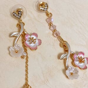 ゆらゆら 春色 桜のアシンメトリーピアス