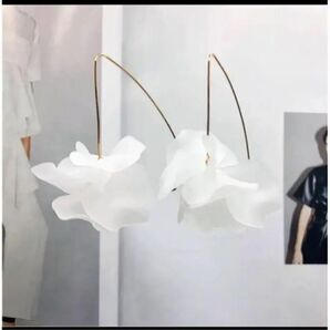 新品 ブライダルアクセサリー マット ピアス 花 フラワー 白 ホワイト 高見え