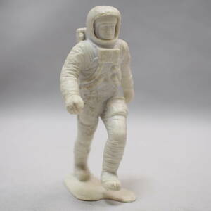 louis marx Lewis marx white plastic astronaut figure Vintage moon landing retro control 283-27