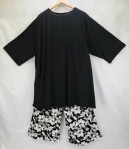 ap2565 □ 新品 ▲ アンサンブル ３点セット １０L 黒 白 花柄 Tシャツ パンツ カーディガン プリント 丈長 体系カバー 大人 エレガント 夏_画像2