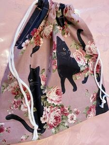 大11 巾着袋　小物入れ 体操服入れ　ハンドメイド 　　ピンクベージュ色　黒猫柄