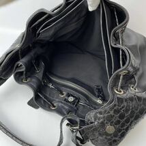 希少 BURBERRY バーバリー ワンショルダーバッグ ハンドバッグ クロコダイル 型押し 巾着 シルバー金具 シボレザー ブラック 黒 A4 大容量_画像9