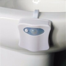 送料無料！ 人感センサー 8色のLED ライト 照明がトイレや廊下や寝室にも 便座 防水 ウォシュレット_画像5