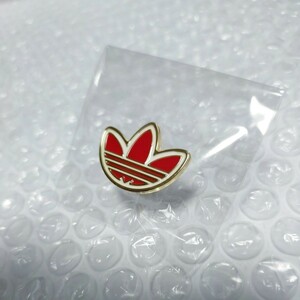 激レア！★adidas【アディダス】ピンバッチ ロゴ エンブレム レッド ゴールド ピンズ ノベルティ グッズ 非売品 希少 貴重 入手困難品