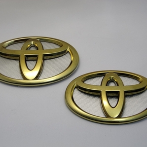 7トレジャー 【 トヨタ 90系ノア TOYOTA 90系 NOAH 】プレミアム ゴールド エンブレム フロント&リア 2点(シルバーカーボン柄シート付)