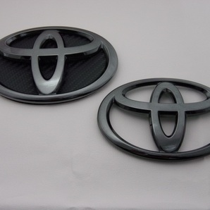 【 トヨタ 90系 ノア 90系 NOAH 】 プラチナ ブラック エンブレム フロント&リア 2点セット(フロント:ブラックカーボン柄シート付き)
