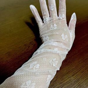 薄ピンクのレースの手袋