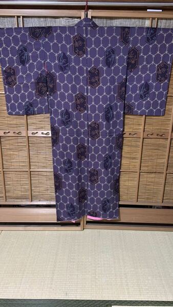 アンティーク着物 木綿生地 紫の綿地に亀甲柄の中に梅竹菖蒲の模様柄 A310