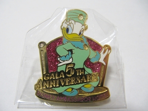 Disney ディズニー アンバサダーホテル 2005 デイジー 非売品 ピンバッジ デイジーダック GALA５th 記念 新品 送料 120円～