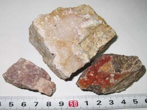 日本の鉱物　栃木県万珠鉱山の紫色、赤色、白～ピンク色の水晶３個セット　約２２８ｇ