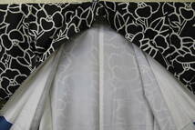 きもの今昔４９６０　小紋のきもの　広衿袷手縫い仕立て　正絹駒上代に蝋彩染　黒地に椿大柄デザイン柄　身丈１６０cm_画像7