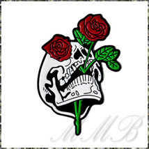 [BROOCH] Lapel Pin 赤い薔薇をくわえたガイコツ スカル 頭蓋骨 ピン バッジ メタル ブローチ ジャケット スーツ 襟 PINS 【送料無料】_画像1