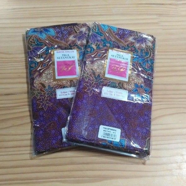 2枚 マレーシア バティック 生地 筒状 紫 茶色 青 花柄 葉模様 格子